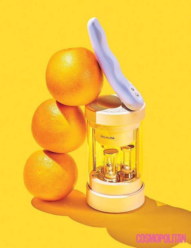 FKJ ‘Drops (feat. Tom Bailey)’ 그루비한 리듬과 ‘둥둥’ 하는 베이스 소리에 맞춰 몸을 흔들기 좋다.