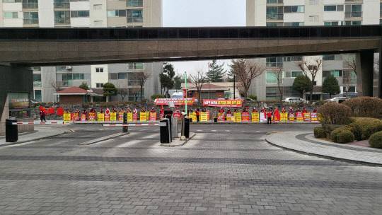 서울역 동자동 주민대책위원회가 11일 원희룡 국토교통부 장관이 거주 중인 한 아파트 단지 앞에서 공공개발 철회 시위를 벌였다.



<사진=김남석 기자>