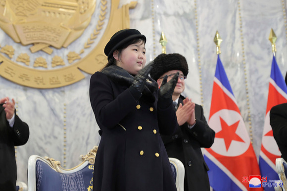 북한 조선중앙통신이 공개한 사진에 김정은 북한 국무위원장의 딸 김주애가 8일 평양 김일성광장에서 열린 조선인민군 창건 75주년 열병식에 참석해 박수하고 있다. [사진=뉴시스]