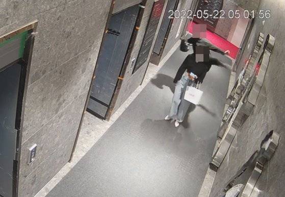 지난해 5월 22일 오전 5시쯤 부산 서면에서 30대 남성 A씨가 피해자를 향해 발길질을 하고 있다. 사진 남언호 변호사