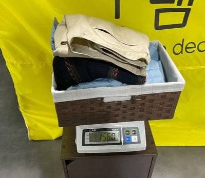 패딩 점퍼와 니트 카디건, 면바지 등 한 벌을 구성해 무게를 재보았다. 1560g으로 4만5000원이다. 유지연 기자