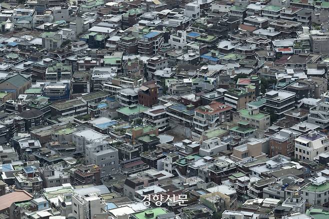 서울 중구 남산서울타워에서 바라본 서울 다세대주택 단지 모습. 문재원 기자