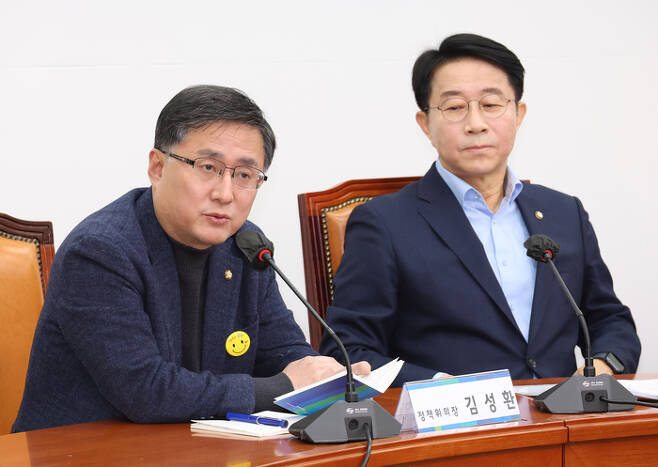 김성환 더불어민주당 정책위의장(왼쪽)이 12일 국회에서 기자간담회를 하고 있다. 연합뉴스