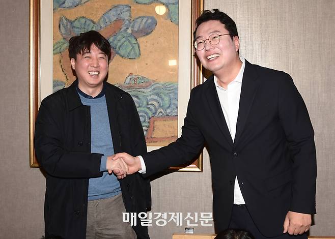 이준석 국민의힘 전 대표(왼쪽)가 12일 서울 여의도의 한 식당에서 오찬 기자간담회를 하는 천하람 당대표 후보를 만나 악수하고 있다. [김호영기자]