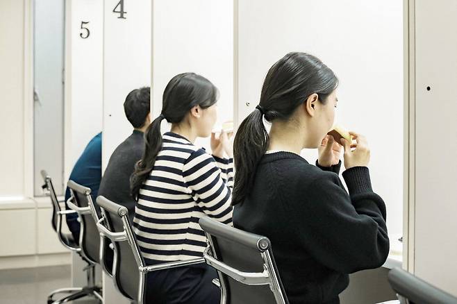 SPC그룹 센서리 랩 내 관능평가실에서 전문 관능 패널들이 제품의 맛을 비교하고 있다.