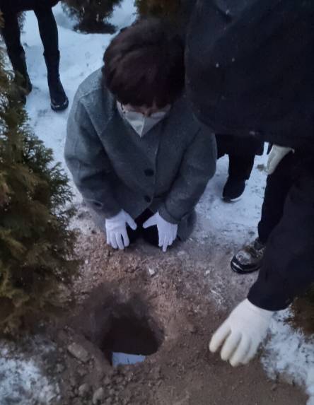 흙을 세 번씩 덮어주었다. 마지막 인사를 나누었다. 아프지 말라고, 좋은 곳으로 가라고, 잊지 않고 꼭 기억하겠다고./사진=남형도 기자