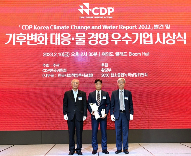 CDP 한국위원회가 주관하는 ‘2022년 기후변화 대응 및 물 경영 우수기업 시상식’에서 한국조선해양 류희진(가운데) 상무가 ‘탄소경영 특별상’을 수상한 뒤 기념촬영을 하고 있다. [한국조선해양 제공]