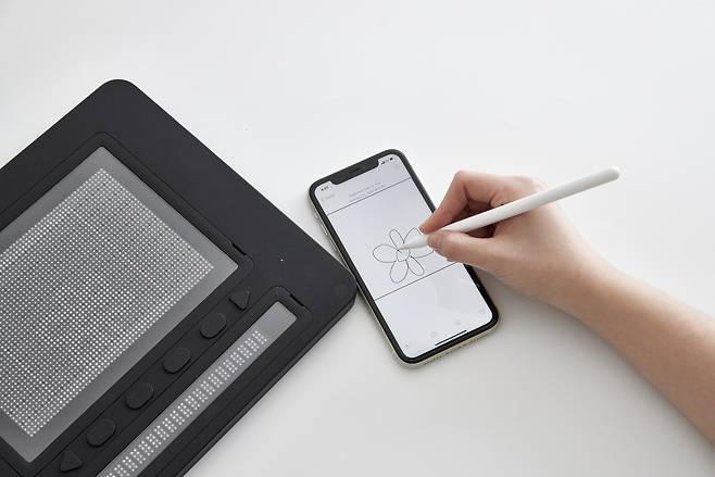 아이폰에 그린 그림이 닷패드로 표현된다/ [닷 제공]