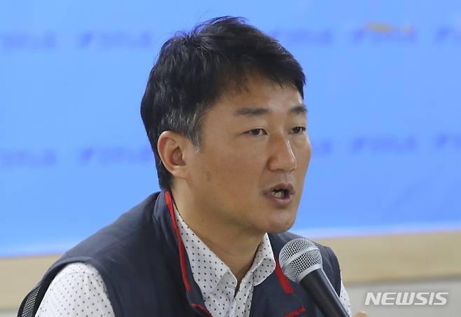 [서울=뉴시스] 최진석 기자 = 양경수 민주노총 위원장이 지난 8일 오전 서울 중구 민주노총 회의장에서 열린 '신년 기자간담회'에 참석해 발언을 하고 있다. 2023.02.08. myjs@newsis.com