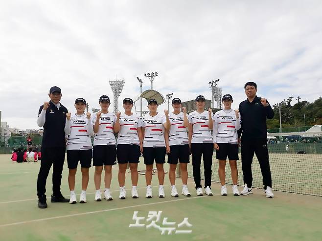 유영동 감독(오른쪽), 한재원 코치(왼쪽)를 비롯한 NH농협은행 선수단이 12일 12일 일본 오키나와현 나하시 오노야마 경기장에서 열린 '2023 국제 소프트테니스 챔피언십'을 마무리한 뒤 기념 촬영을 하고 있다. 오키나와=노컷뉴스