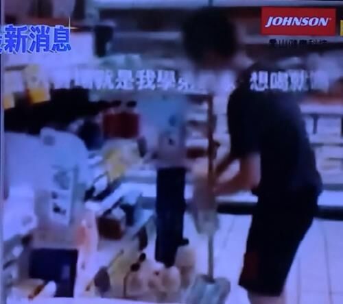 우유를 마시고 다시 판매대에 올려놓는 타이완 남성 (사진=EBC TV 캡처, 연합뉴스)