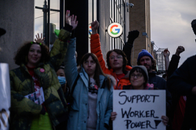 구글 직원들이 2일 구글 뉴욕 오피스 앞에서 대규모 시위에 반대하는 퍼포먼스를 진행하고 있다. / AFP연합뉴스