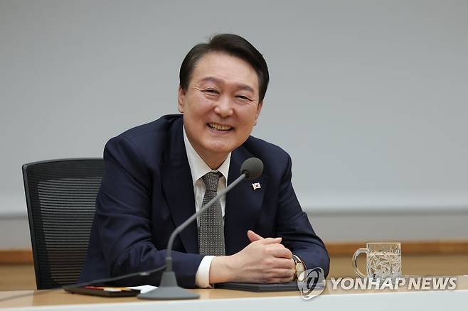 '대통령과의 대화' 참석한 윤석열 대통령 (세종=연합뉴스) 임헌정 기자 = 윤석열 대통령이 7일 정부세종컨벤션센터에서 열린 '대통령과의 대화'에서 정부 부처 공무원들을 대상으로 발언하고 있다. 2023.2.7 [대통령실 제공. 재판매 및 DB 금지] kane@yna.co.kr