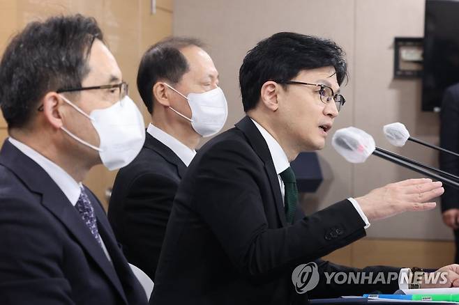 '제시카법' 설명하는 한동훈 법무장관 (서울=연합뉴스) 김주성 기자 = 한동훈 법무부 장관이 26일 정부서울청사에서 새해 업무보고 내용을 브리핑한 후 '제시카법'과 관련한 기자의 질문에 답하고 있다. 2023.1.26 utzza@yna.co.kr