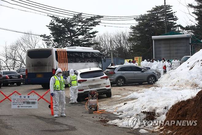 ASF 발생…긴급 방역작업 (양양=연합뉴스) 이종건 기자 = 아프리카돼지열병(ASF)이 발생한 강원 양양군의 양돈농가로 들어가는 도로 입구에서 12일 방역요원들이 분주히 움직이고 있다.
    2023.2.12 momo@yna.co.kr