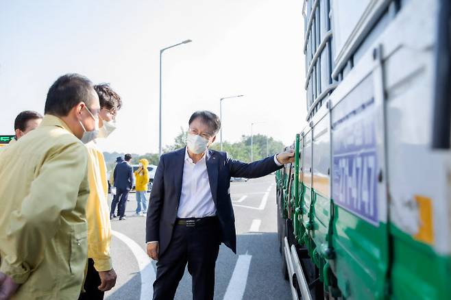 권용복(가운데)한국교통안전공단 이사장이 안전감찰 단속 현장(서해안고속도로 서평택TG)을 방문하여 단속원을 격려하고 직접 단속 현장을 점검하고 있다.(사진=한국교통안전공단)