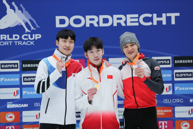 남자 500m에서 금메달을 딴 중국의 린샤오쥔(가운데)이 은메달리스트 김태성(왼쪽) 등과 포즈를 취하고 있다 .도르드레흐트|신화 연합뉴스