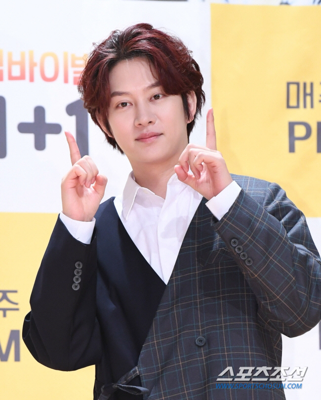 Super Junior Kim Hee-chul posted an apology for the Drinking controversy, but did not mention the parts that should be apologized for.Kim Hee-chul said on the 13th, I apologize for the harsh abuse and vulgar expressions, leaving the right and wrong of my thoughts, and showing Naeronambul.I apologize to the fans who have been hurt by the controversy I have made once again. I will not be involved in any controversy in the future. However, he said, I think it is not wrong to look back on school violence and certain sites, he said.Kim Hee-chul appeared on BJ Chois internet broadcast Choi Gane on the 9th and broadcasted Drinking.When the school violence story came out, Kim Hee-chul said, School violence is X X X X X and Do not live like that, you should be shot in the head.Do not make it X X, he said. If you have someone who has hit you, X X. Then you are happy.As fans worried about his outspoken remarks, Kim Hee-chul said, There are no celebrities in school violence. If this becomes an issue and an article comes out, its better for me. School violence should be an issue.Kim Hee-chul also expressed his thoughts on Japans boycott, saying, In the past, when there was a boycott of Japan in 2019, I told them to shut up. It didnt even sound like a horse.In Kim Hee-chuls irreverent speech, Choi hurriedly turned off Kim Hee-chuls microphone, referring to the online community Women and saying, I donated quietly in the past, but no one knew.Its okay that no one knows, but Women are X X Xs. Kangin, who left Super Junior due to various controversies such as assault and drinking driving, was described as a super man and Super Junior was scheduled to be at the closing ceremony of the 2018 Jakarta-Palembang Asian Games, but he was absent from the group schedule to attend his close BJs birthday party He said.I didnt come to the birthday party without a group schedule. Lee was in a car accident, and he has an iron core in his body, so he cant fly for long periods of time. He couldnt even dance because it was too much, Lee explained on his African TV show on June 11.Kim Hee-chul tried to silence the controversy instead of Choi, but the criticism of the abuse remarks did not diminish.In the end, Kim Hee-chul posted an apology in three days, but he insisted on his Xiao Xin without mentioning the Japanese boycott, Kangin, etc., which were criticized.Apart from the right and wrong of my thoughts, I apologize for the harsh abuse and vulgar expressions, and for showing NaeronambulOnce again, I am most sorry for the fans who have been hurt by my controversy. I will not be involved in any controversy in the future.But I do not think its wrong to look back on school violence and certain sites.Thank you.