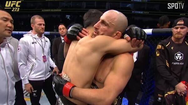 경기 후 기다렸다가 정찬성과 포옹을 나눈 볼카노프스키. 스포티비