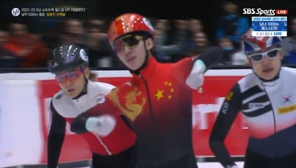 임용준의 추격을 뿌리치고 금메달을 따낸 후 세리머니를 펼치는 린샤오쥔. ⓒSBS SPORTS 중계화면 캡처