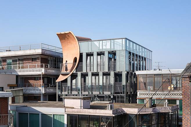 '다이아곤'의 뒷면. 황금색 부분이 계단을 통해 행인들이 올라갈 수 있는 3층 발코니다.  /김창묵