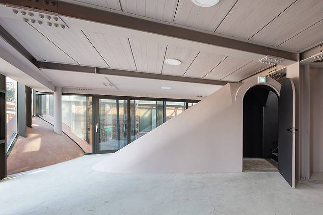 다이아곤 실내 풍경. 건물을 관통하는 계단실이 내부로 돌출해 독특한 조형물처럼 보인다. /김창묵