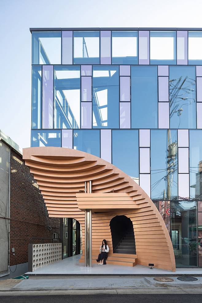 '다이아곤' 입구. 지나가는 사람들이 계단에 자연스럽게 앉게 설계했다. /김창묵