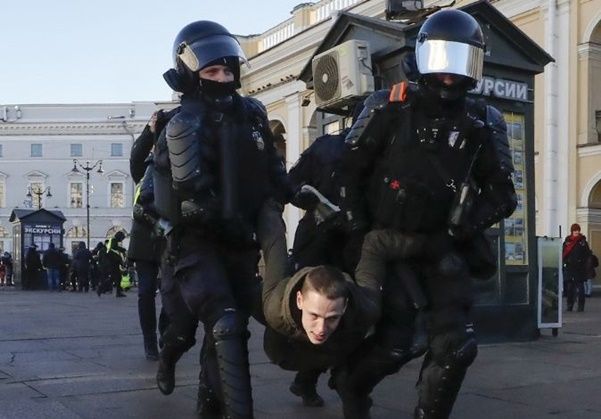 지난해 3월 러시아 제2 도시 상트페테르부르크에서 경찰이 자국군의 우크라이나 침공에 항의하는 반전 집회 참가자를 연행하고 있다. ⓒ EPA/연합뉴스