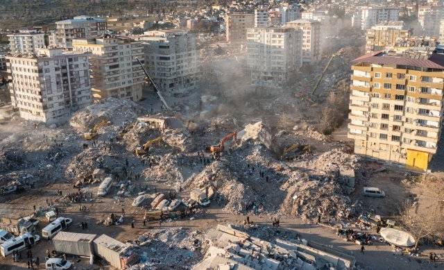 12일 오후(현지시간) 튀르키예 카라만마라슈주 일대 지진피해 현장에서 구조 및 복구작업이 진행되고 있다. 카라만마라슈=뉴시스