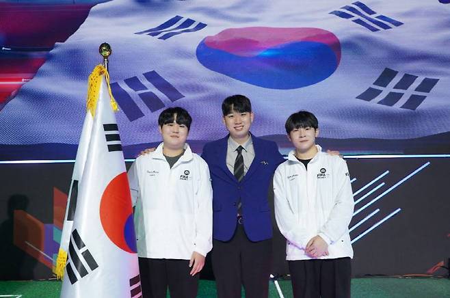 피파온라인 4’ 항저우 아시안게임 국가대표로 선발된 박지민 선수, 신보석 감독, 박기영 선수(왼쪽부터)