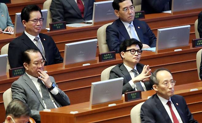 13일 오전 국회에서 열린 본회의에서 국무위원들이 박홍근 민주당 원내대표의 발언을 듣고 있다. 김경호 선임기자