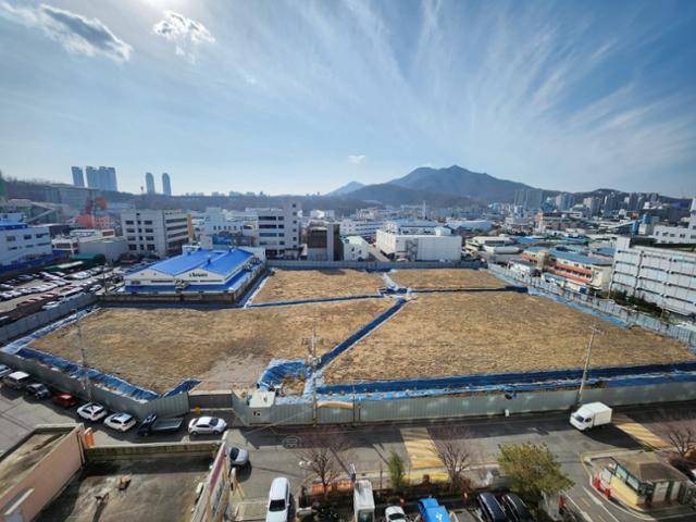 경기 안양시 호계동 효성아파트 주민 집에서 찍은 에브리쇼 IDC 건설 부지. 펜스가 둘러싼 곳이 IDC 건설 부지로 아파트 입구와 도로 하나를 두고 마주보고 있다. 송주용 기자