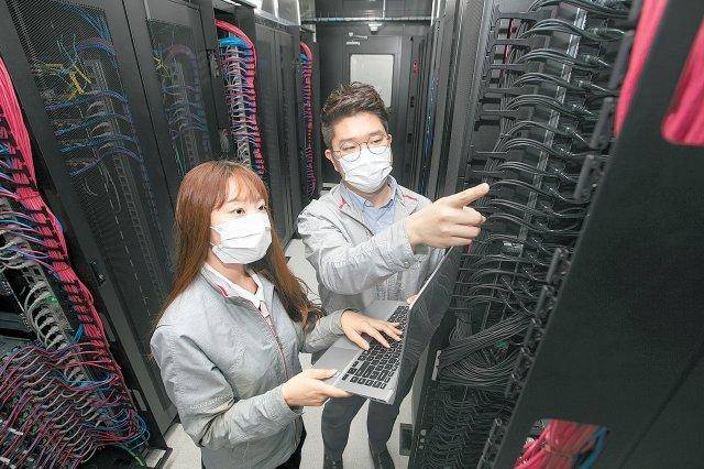 KT의 인터넷데이터센터(IDC)에서 관리자들이 서버 상태를 점검하고 있다. KT 제공
