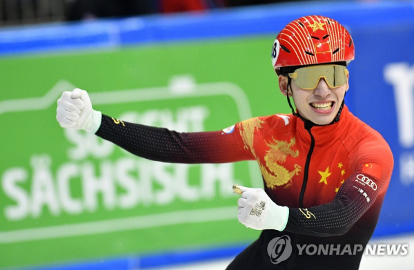 린샤오쥔(한국명 임효준)이 지난 6일 열린 2022~23시즌 월드컵 5차 대회 남자 500m 결승에서 우승을 차지한 뒤 환호하고 있다. AP=연합뉴스