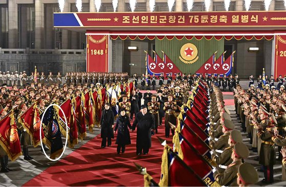 8일 평양 김일성광장에서 열린 건군절 열병식에서 북한 군인이 미사일총국 깃발(흰색 원)을 들고 있다. 조선중앙통신