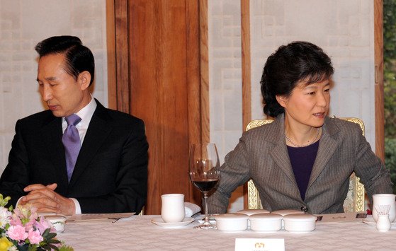 2009년 2월 이명박 대통령이 한나라당 최고위원 및 중진 의원을 청와대로 초청한 가운데 박근혜 전 대표와 어색한 표정을 짓고 있다. 청와대사진기자단