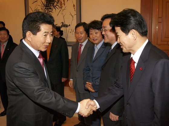 2006년 1월 노무현 대통령(왼쪽)이 청와대에서 열린 열린우리당 지도부 초청 만찬에 앞서 정동영 상임고문과 악수를 나누고 있다.