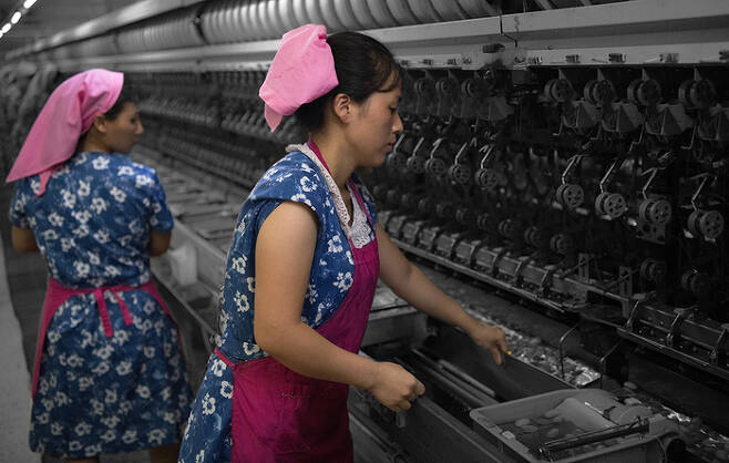 2018년 8월 평양 김정숙방직공장의 여성 노동자들이 일하고 있다.  게티이미지