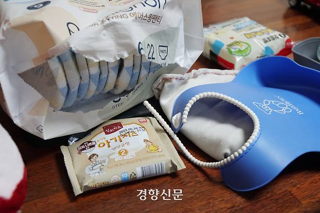 지난 9일 충북 청주시에 있는 미혼모자가족복지시설에 있는 식탁에 기저귀와 턱받침, 치즈가 놓여 있다. 윤기은 기자