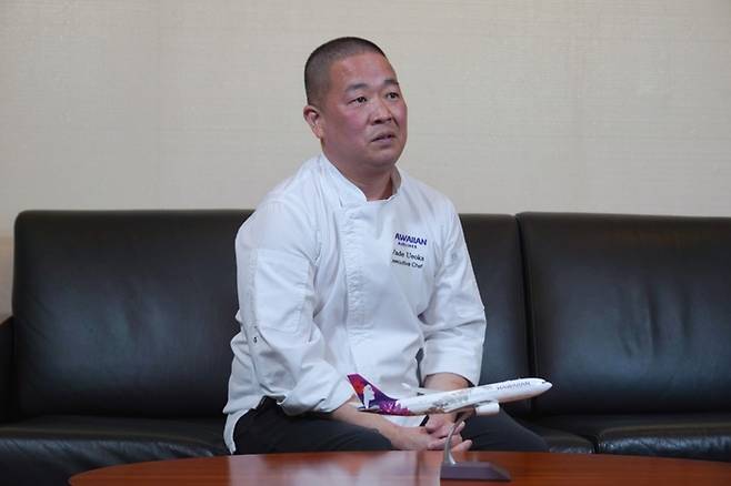 인터뷰에 응하고 있는 우에오카 셰프. /사진= 정승아 여행+ 인턴 PD