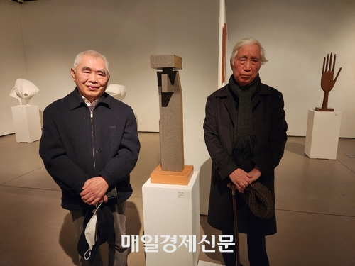 평창동 김종영미술관에서 ‘분화’전에 참여한 최의순(왼쪽) 최종태 선생 <이한나 기자>