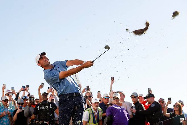PGA 투어 WM 피닉스 오픈 최종일 18번홀에서 스코티 셰플러가 힘차게 웨지샷을 하고 있다. 셰플러는 일반적인 선수들과 다른 '낚시꾼 스윙'으로 더욱 주목을 받는다. 【AFP연합뉴스】