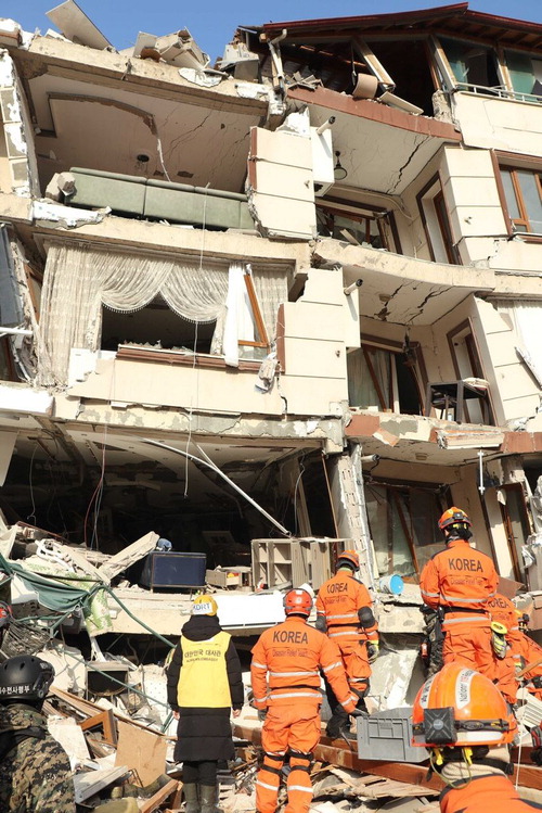 대한민국 긴급구호대(KDRT)가 튀르키예 하타이주 안타키아 지역의 붕괴된 건물에서 생존자 구조 활동을 하고 있다.  【사진 제공=KDRT】