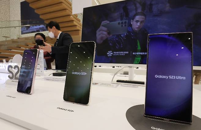 갤럭시 S23 시리즈 사전판매 예약이 시작된 지난 7일 서울 마포구 삼성디지털프라자 홍대본점에서 시민들이 갤럭시S23 시리즈를 살펴보고 있다./사진=뉴스1