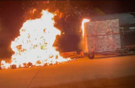 비행기 선적 전 배터리 문제로 불길에 휩싸인 중국 스마트폰. [출처=더 로드 스타(the load star)]