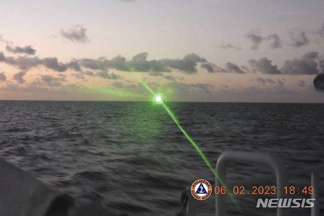[마닐라(필리핀)=AP/뉴시스]지난 6일 분쟁 중인 남중국해에서 중국 해경선이 녹색 군사용 레이저 광선을 비추고 있다. 이 사진은 필리핀 해안경비대가 제공했다. 중국 해경선이 필리핀 해안경비대 선박에 군사용 레이저를 비춰 분쟁 중인 남중국해에서 일부 선원들을 일시적으로 실명케 만들고 필리핀의 주권을 침해했다고 필리핀이 13일 비난했다. 2023.2.13