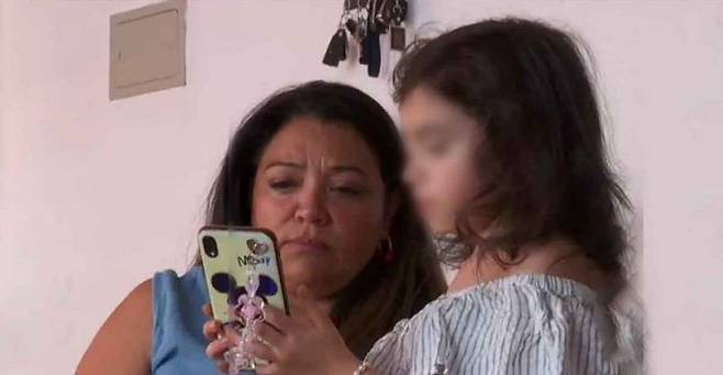 사진=7살에 유방암으로 가슴을 절제한 어린이 마우라(오른쪽)와 그의 엄마 무뇨스.