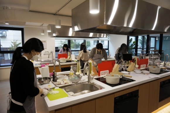 서울 강동구 1인가구 지원센터에서 시민들이 요리 프로그램에 참여하고 있다. 강동구 제공