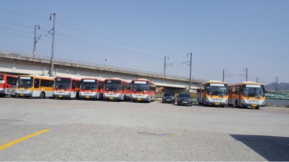 목포시내버스가 지난해 12월 12일부터 운행을 중단한 채 멈춰서 있다.