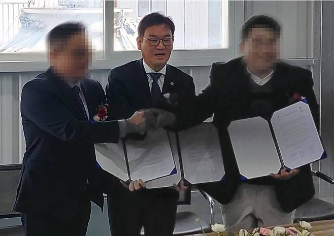 안부수 아태협 회장(가운데)과 LCM싸이언스 회장 A씨(오른쪽)가 2020년 4월7일 경기도 화성 LCM싸이언스 공장에서 '세계평화를 위한 협약식'을 하고 있다. ⓒ시사저널 자료사진